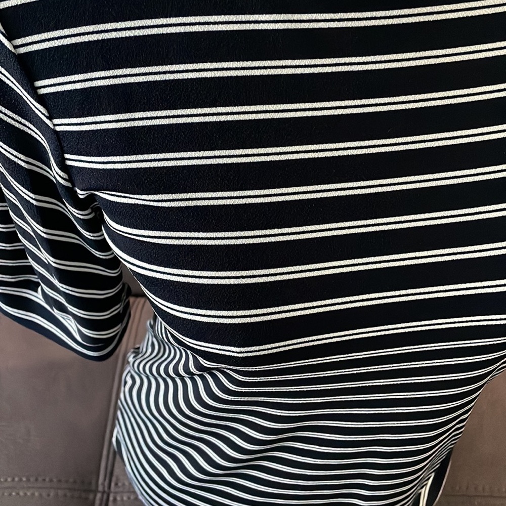 ANN TAYLOR FACTORY Striped Navy Blue & White Short Sleeve Top Size Small - Picture 2 of 6